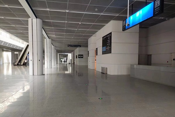 智能疏散指示系統如何確保在斷電情況下仍能運作？  